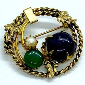 VINTAGE STONE BROOCH SEMIPRECIOUS BLUE GREEN GOLDTONE ROPE WREATH LEAVES BERRIES